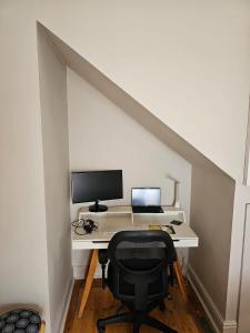 Milner Cottage: Digital Nomad Oasis في كيب تاون: مكتب مع جهاز كمبيوتر وكرسي في الغرفة