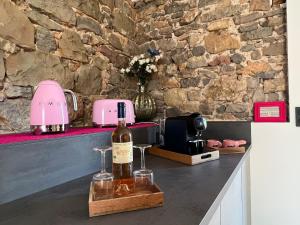 - une bouteille de vin assise au-dessus d'un comptoir dans l'établissement Love Room du Moulin Rose, à Trans-en-Provence