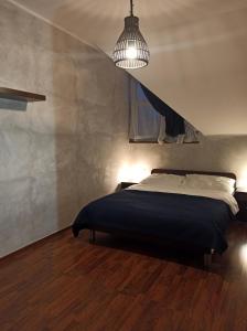 ein Schlafzimmer mit einem Bett und einer Hängeleuchte in der Unterkunft Apartaments Gory in Burg Niedzica