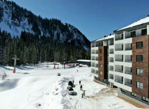 亞霍里納的住宿－Apartman Kaja (ski-to-door, Jahorina)，滑雪胜地旁的雪地建筑