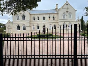 KoroitConvent at Koroit的大型建筑前的黑色栅栏