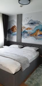 亞霍里納的住宿－Apartman Kaja (ski-to-door, Jahorina)，一间卧室配有一张壁画床