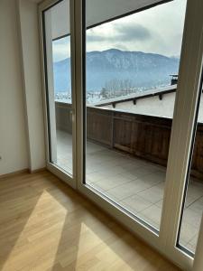 um quarto com uma porta de vidro deslizante e vista em Geräumiges modernes Apartment 1-6 Personen em Imst