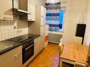 eine Küche mit einem Holztisch und einem Esszimmer in der Unterkunft Apartment Dolina 8a Kärnten KLagenfurt 