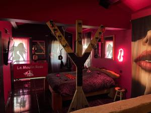 Habitación de color rosa con cama en Love Room du Moulin Rose, en Trans-en-Provence