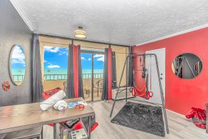 um quarto com uma parede vermelha e vista para o oceano em Couples Retreat 409 em Myrtle Beach