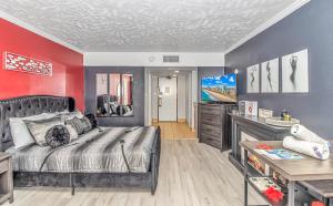 um quarto com uma cama e uma televisão de ecrã plano em Couples Retreat 409 em Myrtle Beach