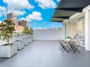 een balkon met stoelen en een tafel in een gebouw bij Lovely Apartment in the heart of Chinatown in Sydney