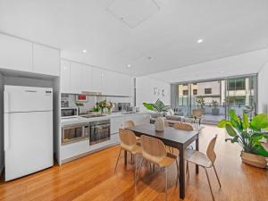 a kitchen and dining room with a table and chairs at Lovely Apartment in the heart of Chinatown in Sydney