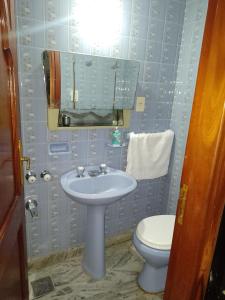 La salle de bains est pourvue d'un lavabo et de toilettes. dans l'établissement Cómo en casa, à Rosario