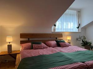 Un dormitorio con una cama grande y una ventana en Alpin Chic en Grödig