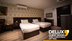 una habitación de hotel con 2 camas en una habitación en Saraya Al Joude, en Irbid