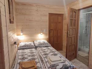 Posteľ alebo postele v izbe v ubytovaní Apartamenty u drwala