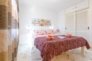 Schlafzimmer mit einem Bett und einem Leoparden-Tisch in der Unterkunft Dunas of Love in Caleta de Fuste