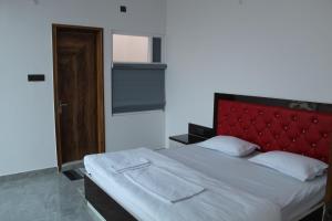 Un pat sau paturi într-o cameră la The Dharams Hotel