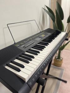 eine schwarze Tastatur auf einem Schreibtisch mit einem Laptop in der Unterkunft Cosy Music Home at Genting View Resort 3R2B 9pax by Jen dehome in Genting Highlands