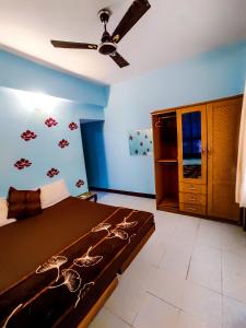 a bedroom with a bed and a ceiling fan at Alor Elite Flats in Calangute