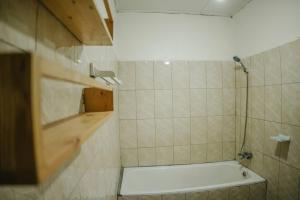 Ein Badezimmer in der Unterkunft KABA Local Rwandan Guesthouse Entire Property for you with Tour services in and out the city such as Safari's