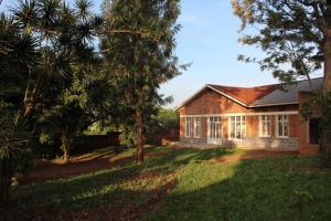 Ein Garten an der Unterkunft KABA Local Rwandan Guesthouse Entire Property for you with Tour services in and out the city such as Safari's
