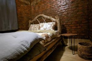 Ein Bett oder Betten in einem Zimmer der Unterkunft KABA Local Rwandan Guesthouse Entire Property for you with Tour services in and out the city such as Safari's