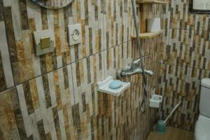 Ein Badezimmer in der Unterkunft KABA Local Rwandan Guesthouse Entire Property for you with Tour services in and out the city such as Safari's