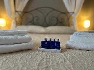 una pila de toallas y toallas en una cama en Casa Del Caval Bianco, en Venaria Reale