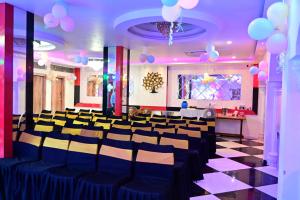 uma sala com filas de cadeiras e balões em THE M K HOTEL -Luxury In Style em Chās