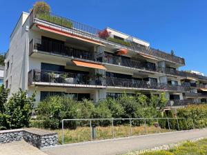 un edificio de apartamentos con balcones al lado de una carretera en goodstay en Winterthur