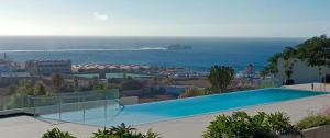 Una casa con piscina y vistas al océano en AGAETE PARADISE, en Puerto de las Nieves