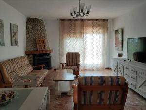 una sala de estar con un sofá y una mesa en Casa Balta, en Ávila