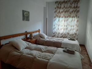 un dormitorio con dos camas y un sofá en Casa Balta, en Ávila 70 fotos más