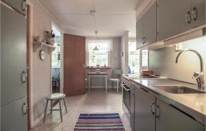 Dapur atau dapur kecil di Cozy Home In Ystad With Wifi