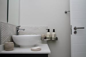 baño con lavabo y tazón blanco en Urbane- By LaSerene -Carlswald, en Midrand