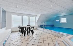 ブラーバンドにあるNice Home In Blvand With Sauna, Wifi And Indoor Swimming Poolのプールサイドのプール(テーブル、椅子付)