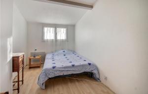 1 dormitorio con 1 cama en la esquina de una habitación en Stunning Home In Essouvert With Wi-fi, en Saint Denis Du Pin