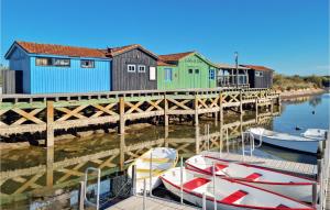 un grupo de barcos atracados en un muelle con casas en Stunning Home In Essouvert With Wi-fi, en Saint Denis Du Pin