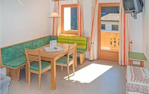 ツェル・アム・ツィラーにあるStunning Apartment In Hainzenberg With 2 Bedroomsのリビングルーム(テーブル、椅子、ソファ付)