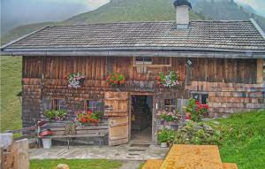 Un modelo de casa con flores delante. en Beautiful Apartment In Wildschnau With House A Panoramic View en Auffach