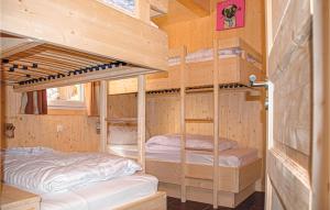 トゥルラッハー・ヘーエにあるStunning Home In Turrach With 4 Bedrooms And Saunaの木製ルーム 二段ベッド2組