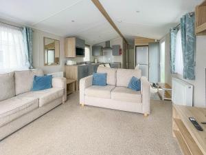 Posezení v ubytování Modern 8 Berth Caravan With Decking At Naze Marine Park, Essex Ref 17145p
