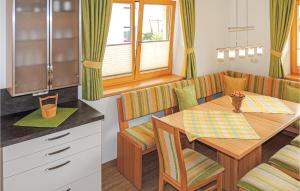 eine Küche mit einem Tisch und einem Esszimmer in der Unterkunft Nice Apartment In Itter With Kitchen in Itter