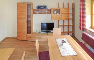 ein Wohnzimmer mit einem Esstisch und einem TV in der Unterkunft Nice Apartment In Itter With Kitchen in Itter