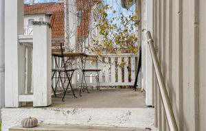 un porche con mesa y sillas en una casa en 1 Bedroom Nice Home In Alingss en Alingsås