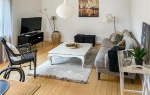 sala de estar con sofá y mesa en 1 Bedroom Nice Home In Alingss en Alingsås