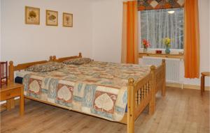 um quarto com uma cama e uma janela em 1 Bedroom Nice Home In Filipstad em Filipstad