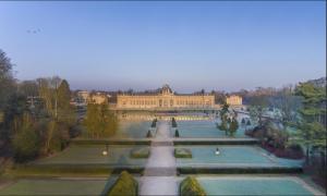 an aerial view of a large building with a garden at Duplex Brussels airport 2 Chambre in Wezembeek-Oppem