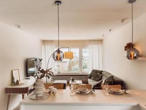 a living room with a table and a couch at Appartement Grünoase - zentrumsnah in Detmold