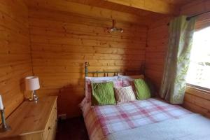 Postel nebo postele na pokoji v ubytování Ardchiavaig Cabin