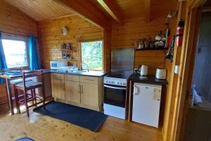 Kuchyň nebo kuchyňský kout v ubytování Ardchiavaig Cabin
