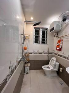 ein Badezimmer mit einem WC, einer Badewanne und einem Waschbecken in der Unterkunft Homestay Phố Cổ Hải Phòng in Haiphong